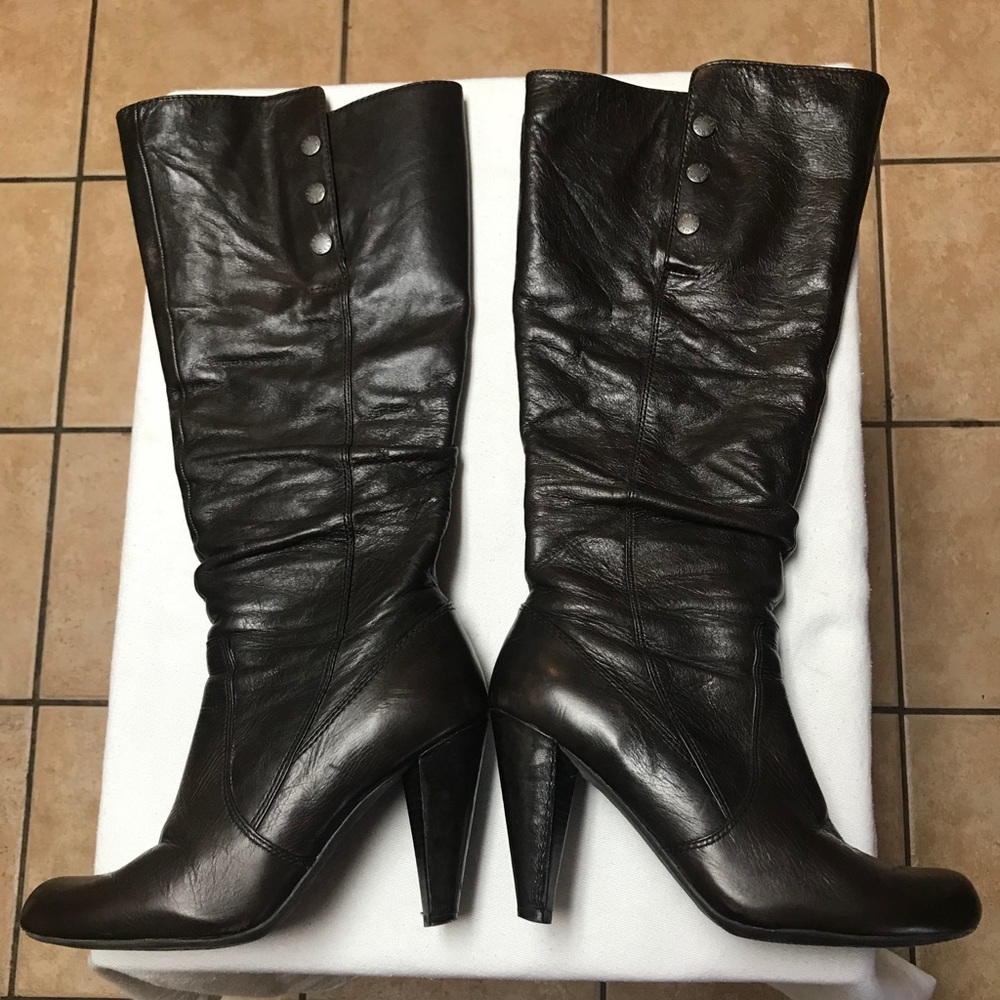 Beautiful PreOwned Dark Brown Guess Boots-Size 8.5